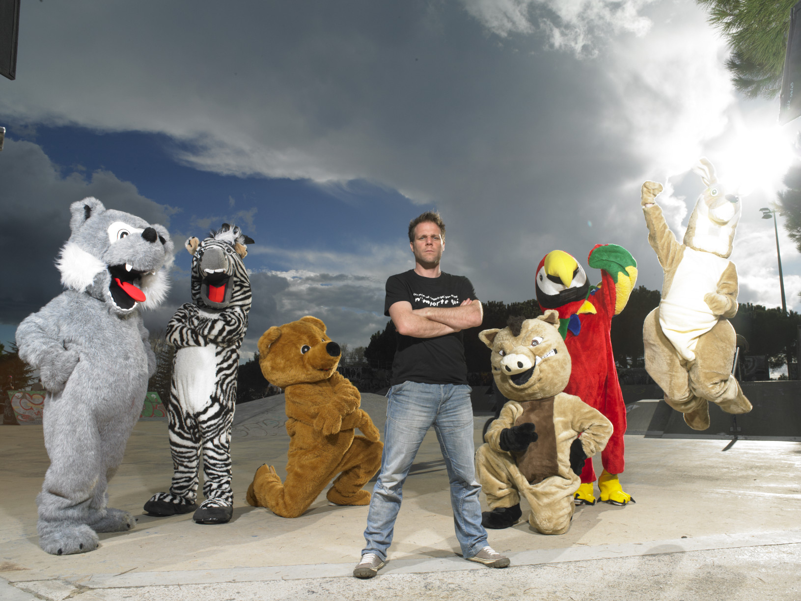 Rémi Gaillard entouré de ses mascottes Anymal